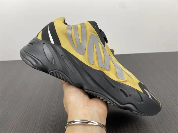 Rep Onekick Yeezy Boost 700 MNVN 'Honey Flux' GZ0717 0122