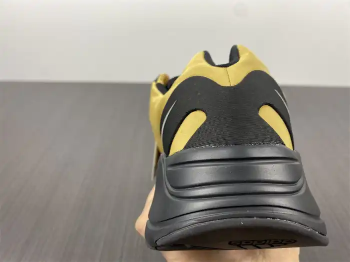 Rep Onekick Yeezy Boost 700 MNVN 'Honey Flux' GZ0717 0122