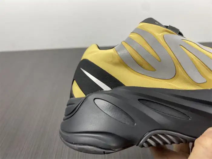 Rep Onekick Yeezy Boost 700 MNVN 'Honey Flux' GZ0717 0122